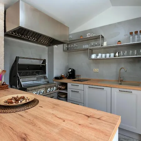 Gorgeous In With Heated Swimming Pool Сasa de vacaciones Slivno (Split-Dalmatia)
