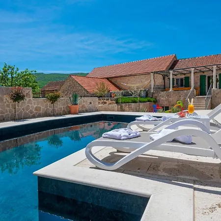 Gorgeous In With Heated Swimming Pool Сasa de vacaciones
