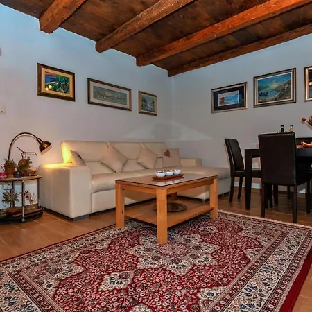 Сasa de vacaciones Gorgeous In With Heated Swimming Pool