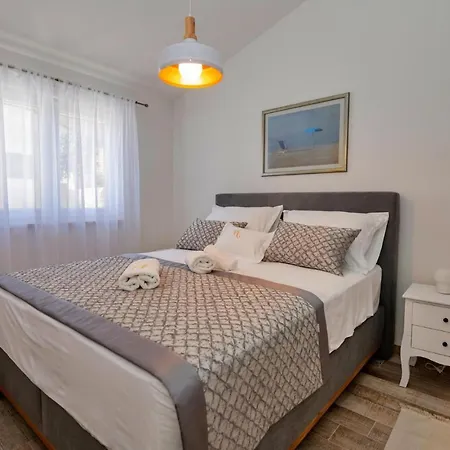 Сasa de vacaciones Gorgeous In With Heated Swimming Pool Slivno (Split-Dalmatia)