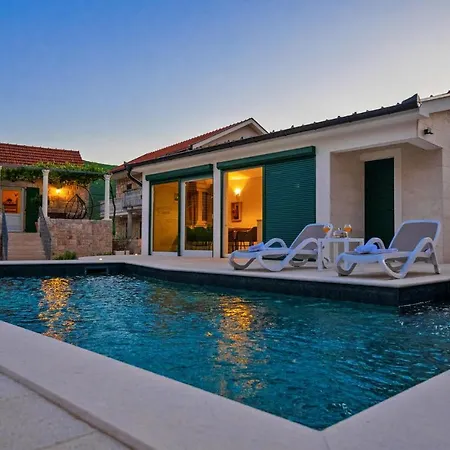 Gorgeous In With Heated Swimming Pool Сasa de vacaciones