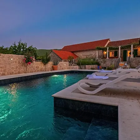 Gorgeous In With Heated Swimming Pool Сasa de vacaciones